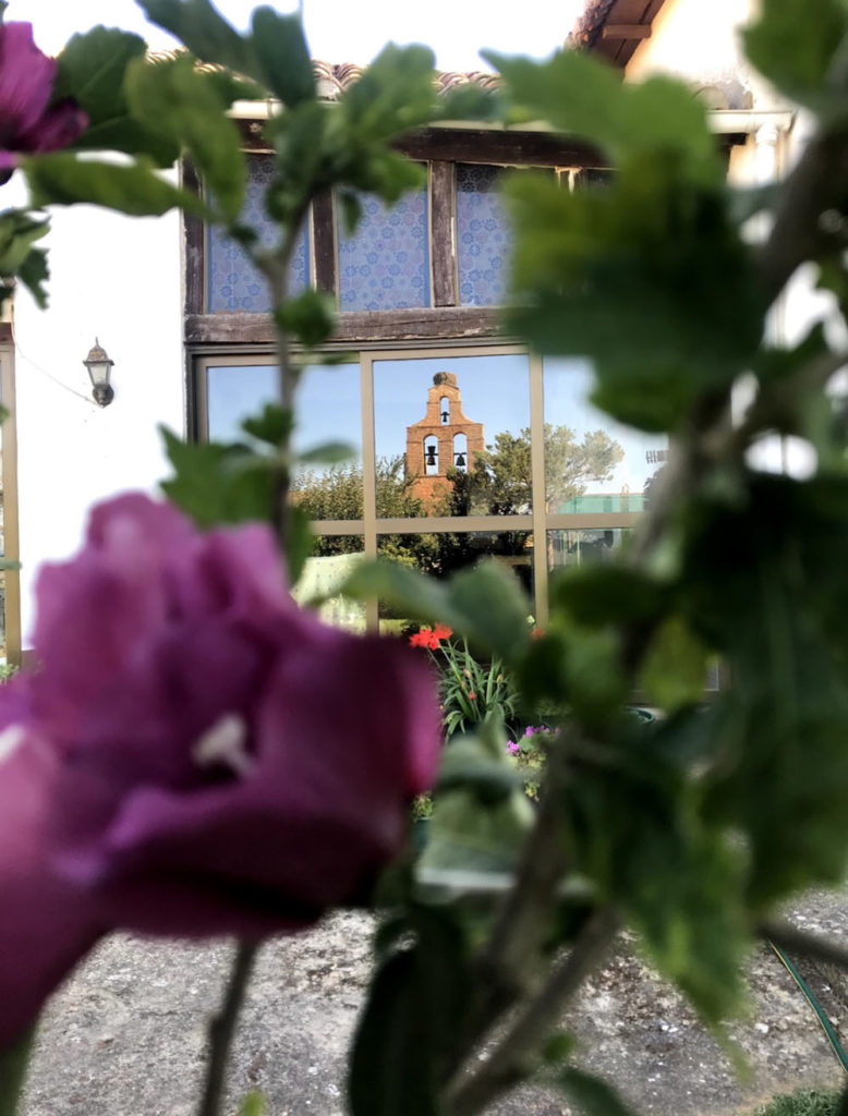 La Iglesia de Fáfilas Se Mira en el Cristal